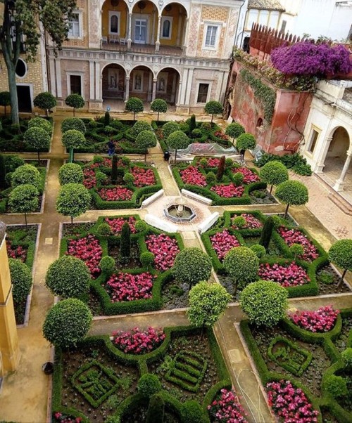 myfairylily:Casa de Pilatos, 16th-century courtyard garden in