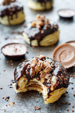 fullcravings:  Reese’s Stuffed Pastry Doughnuts 