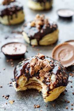 chocolateguru:  Reese’s Stuffed Puff Pastry Donuts 