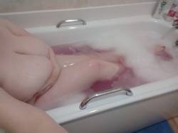 lumpyspaceprincessa:  Splish splash I was takin a bath