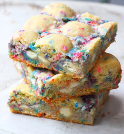 fractalacidfairy:  ilovedessert:  Funfetti Gooey Cake Bars  NEED