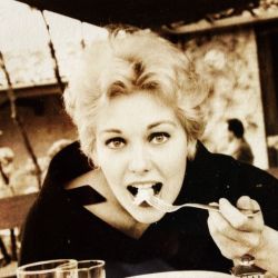 womeneatinginmovies:  Kim Novak eating pasta in Venice, 1956.
