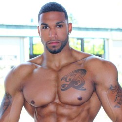 dominicanblackboy:  Sexy gorgeous muscle hunk Jacob Sumana!😍