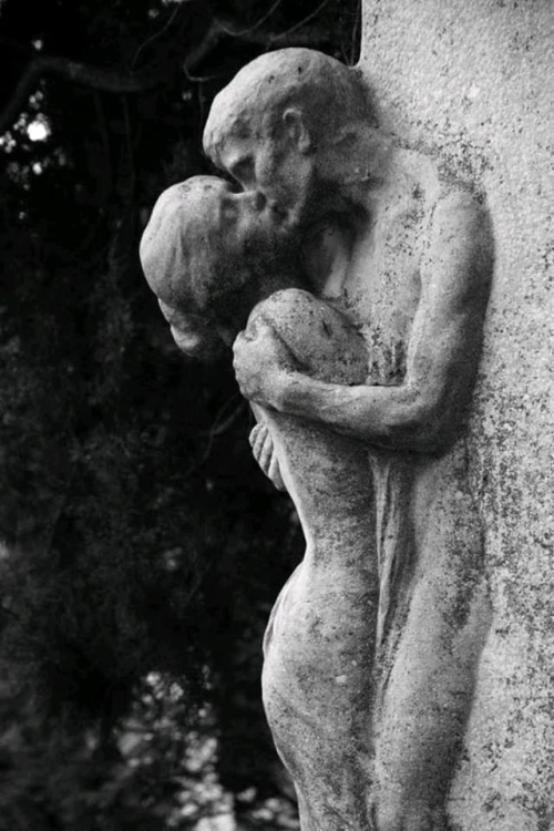 fravery:  “The Kiss” statue .. Vienna, Austria.     @empoweredinnocence