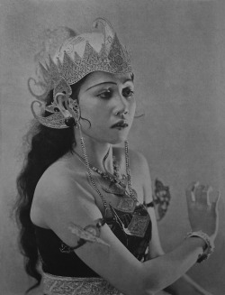 les-sources-du-nil:  Devi Dja “The Pavlova of the Orient”