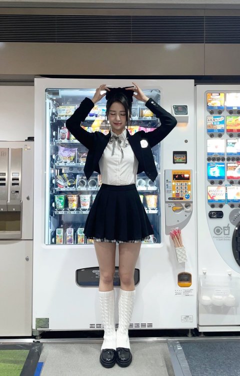 lesserafimsta:  yunjin twitter updateone coffee please~