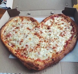 boholiciousness:  Nothing can love better than a pizza can☯