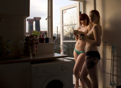therealkatiewest:  Anna and I drink tea naked in her kitchen