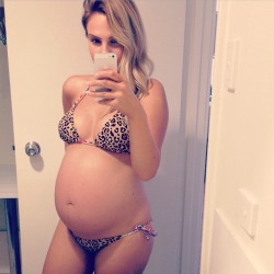 keepinitinthefamily:  “7 months along! So excited to see my