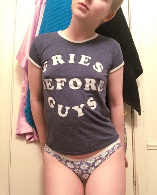 sleepytaureanqueen:  fries before guys 