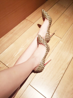 jianmugou29:  Who wants to take off my fancy heels and start