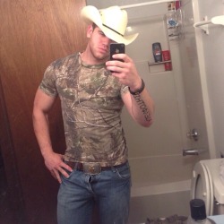 rednecktrashymen:  Redneck Trashy Men- http://rednecktrashymen.tumblr.com/Drunk