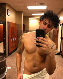 woahmikey:  See me in the gym, now these bitches wanna go bench
