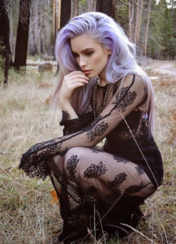 apocryphawasteland:  New grunge/pale/pretty blog. Checking out