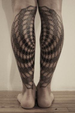 thestarlighthotel:  Hexagon leg tattoo | Kenji Alucky 