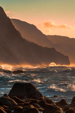 visualechoess:  Ke'e sunset - © Judicael Aspirot | ᶹᶥᶳᶸᵃᶩᶳ