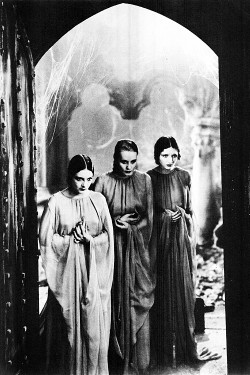 Dorothy Tree, Geraldine Dvorak and Cornelia Thaw played Dracula’s