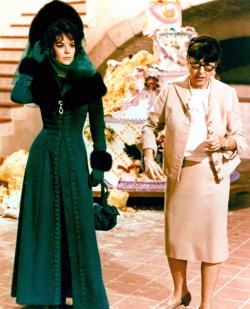 fuckyeah60sfashion:  Natalie Wood & Edith Head on the set