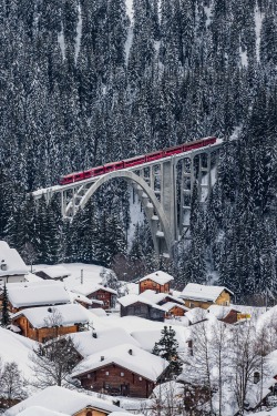 r2–d2:  Rhätische Bahn on the Viadukt of Langwies, Graubünden,