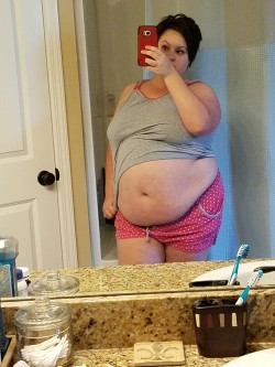 bbwpaizlee:  My belly has outgrown my pajamas…..whoops.   Don’t