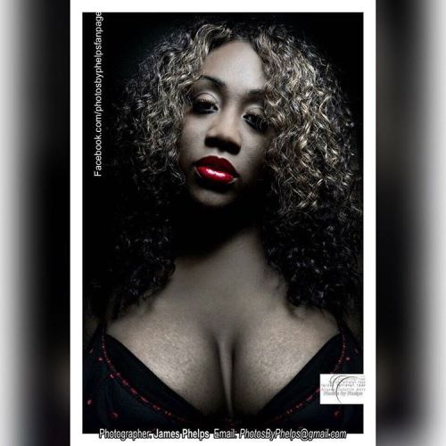 This shot was where I learned the “inverse square law” was legit lol model is Kym @kym_nichole #cleavage #redlips #sultry #sexy #honormycurves #thick #bbw #plus #plusfashion #lace #natural #vegan #health #stylist #lovely #redlips #closeup