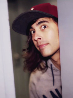 conquermountains:  64/100 pictures of Vic Fuentes ruining my