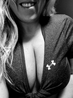 cwkscleavagesundayblog:  Happy Cleavage Sunday. Thanks for hosting