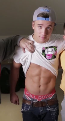 celebsaggers:  Sam Callahan Sagging Some Suggestive Boxers More