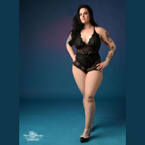 @ms.sinister.rose showing off the lacey one piece.  #goth #curves