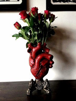 zombiepinups:  Anatomically correct heart vase. I neeed it!