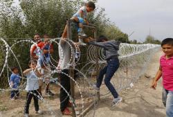 unrar:    Record numbers of migrants pass through razor wire