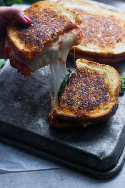 yumi-food:  Pizza Margherita Grilled Cheese  Yes please…..!!!
