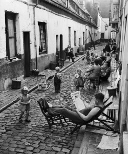 sinuses:  The Swans Walk, Antwerp, Belgium, 1949. Photo: Aart