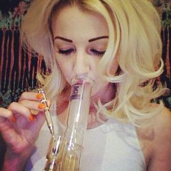girlsthatloveweed:  Classic Blonde. 