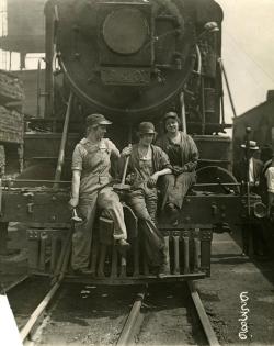 historicaltimes: Female Railroad Workers in 1918 via reddit Читать