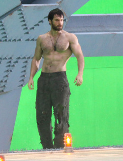 (via Henry Cavill Shirtless Once Again For ‘Man Of Steel’