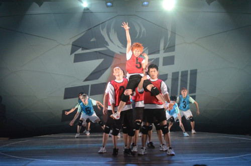 fencer-x: megumi86:  Haikyuu stage play.   So this pic: was so cool, because they then segued into some choreography where everyone stepped back to form two lines, and then stepped forward again in mirrored curve kind of like an M shape, then repeated
