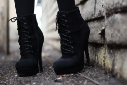 openyoureyestothebeautyaround:  blackHeels on We Heart It. 