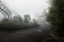 destroyed-and-abandoned:  Nara Dreamland’s Screwcoaster in