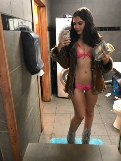 stripper-locker-room:  minutes before i got sick at the club