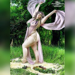 Anna @annamarxmodeling is embracing her inner wood nymph for