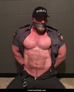 bondageforthebigman:  max1962me:  tyeman111:Hunk cop gag😍