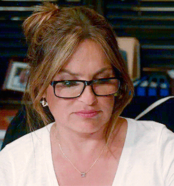 benson-pope:Olivia Benson gets sexier than usual wearing glasses
