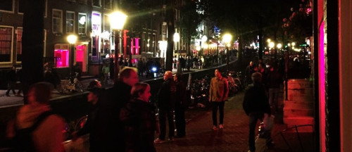 Sanırım kimse benden Amsterdam kanalı, kilise, bisiklet resmi beklemez. O resimler facebookta, redlight resimleri burada… Eniştemle gezerken yolumuz kırmızı ışıklara düştü nedense… (Tamam, ben ısrar ettim biraz, bakire kız
