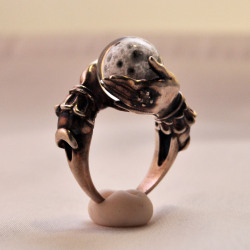 souths1ders:  omniastudios:  Celestial Lunar Oracle ring with