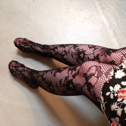 hoseb4bros:  Roses on my #legs and #skirt #tights #nylons #fishnets