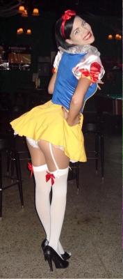 sissydebbiejo:  So want a Snow White costume!