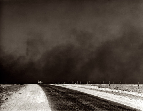 luzfosca:Arthur Rothstein. Heavy black clouds of dust rising