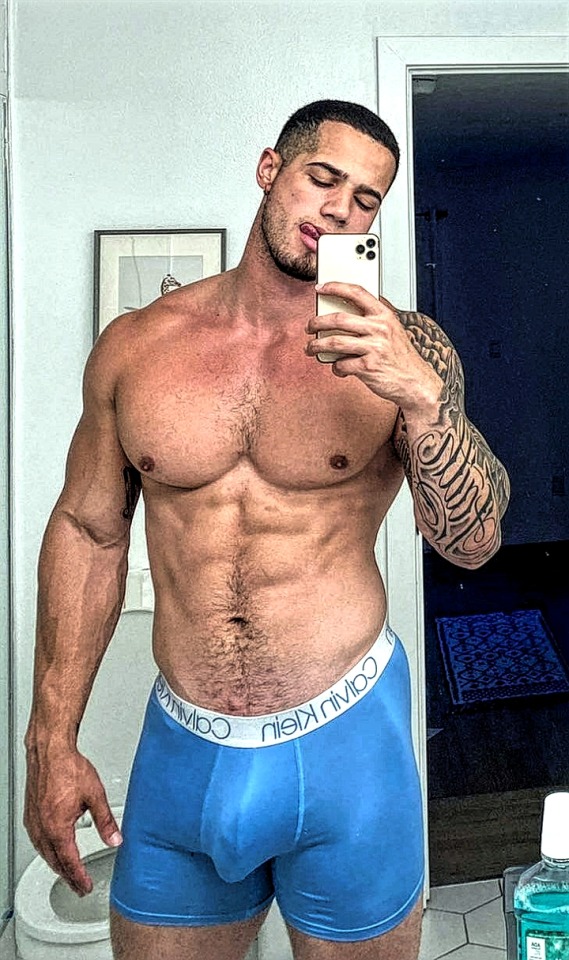 bialphamalemotivation:It’s the big hands and package for
