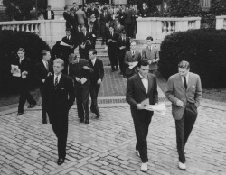 themaninthegreenshirt:  Yale students leaving a university building,